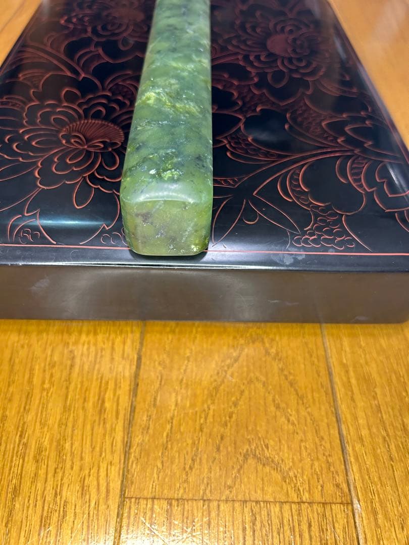 翡翠文鎮　と　輪島塗 沈朱牡丹の硯箱