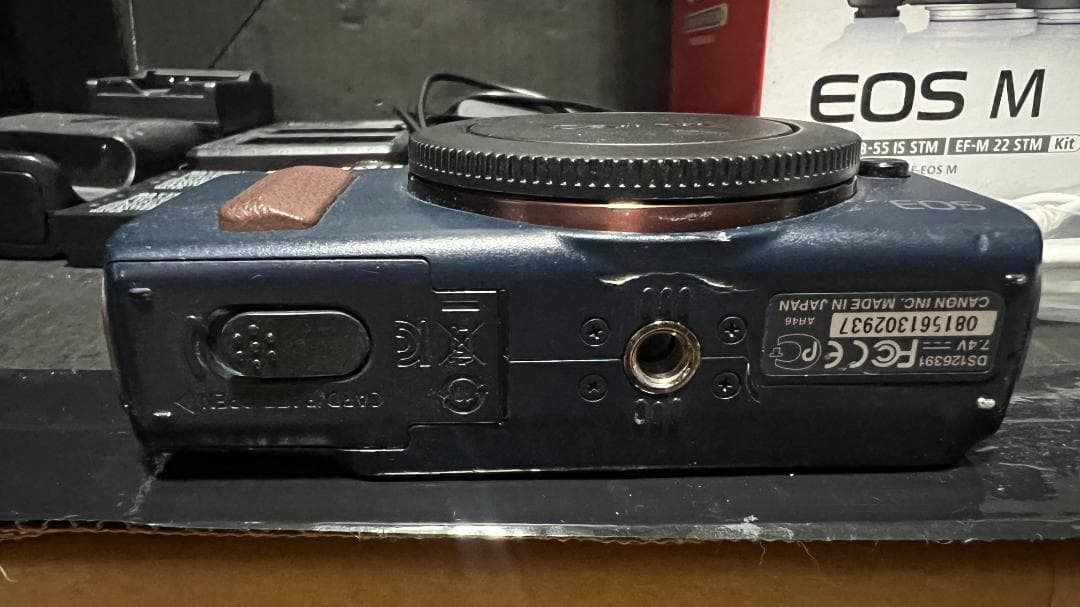 Canon EOS M ミラーレスカメラ 青 中古　難有