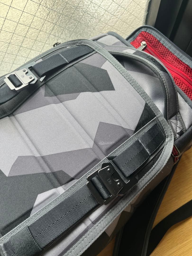 Douchebags Db The Hugger 30L EVA Camo 限定