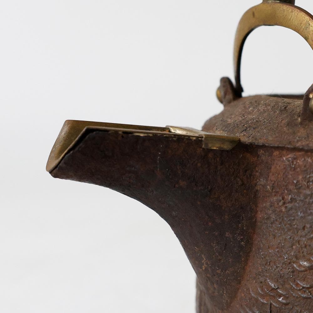 時代年代物 鉄銚子 一対 山水楼閣文 真鍮蓋 酒器 燗鍋 提子 懐石道具 鉄瓶