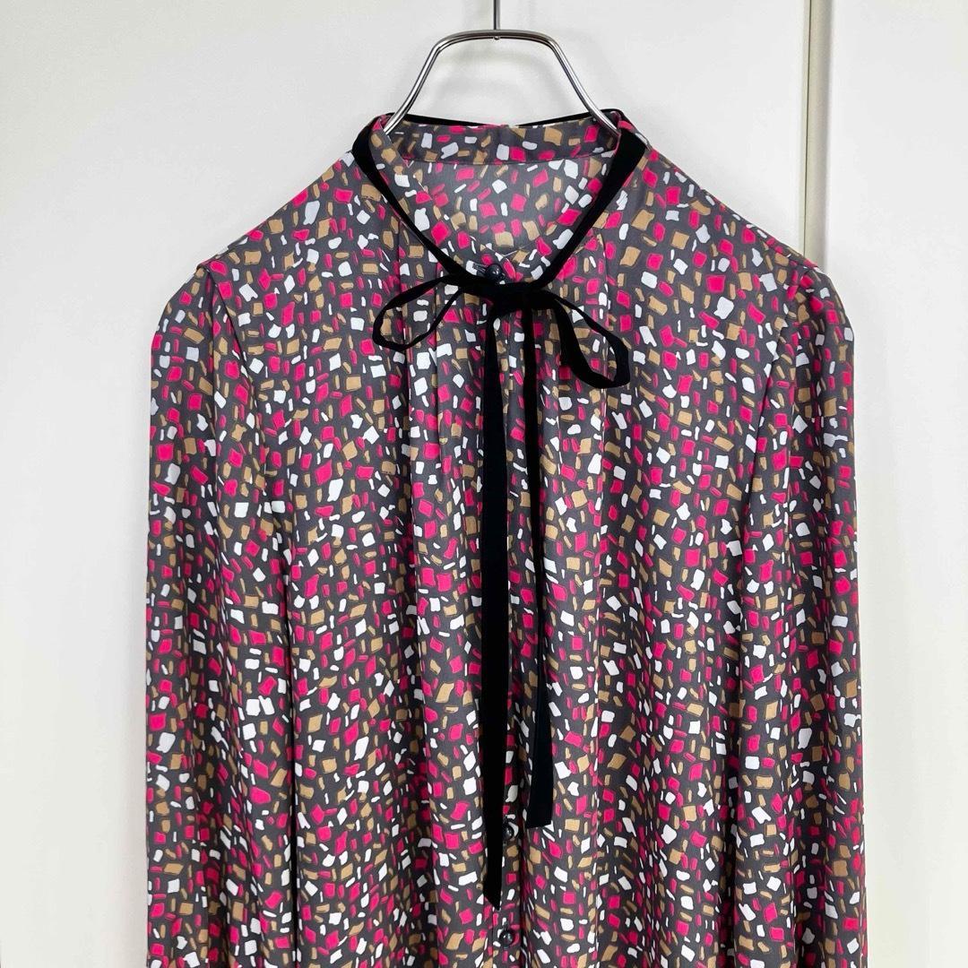 アナイ イレギュラースクエアプリントタイ付き ブラウス チャコールグレー 38