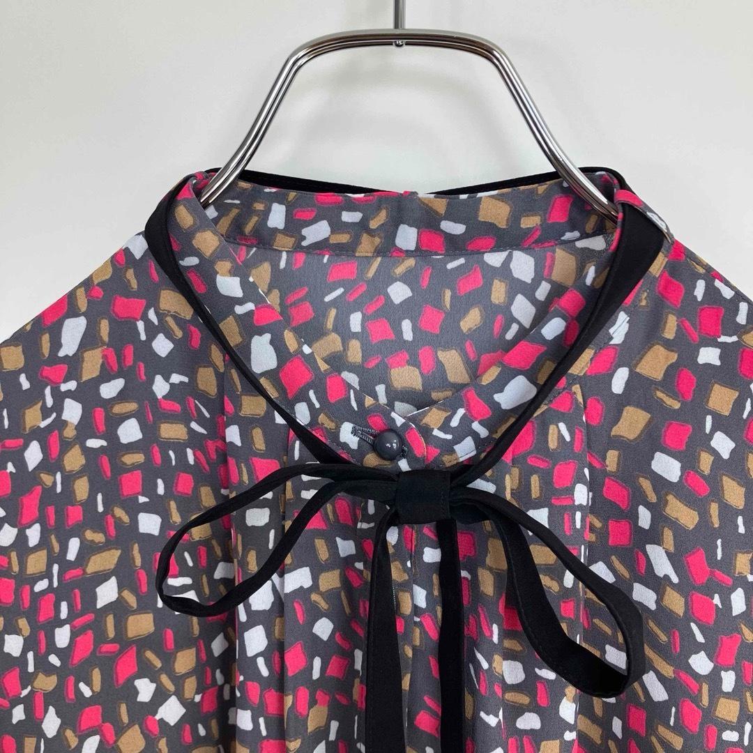 アナイ イレギュラースクエアプリントタイ付き ブラウス チャコールグレー 38