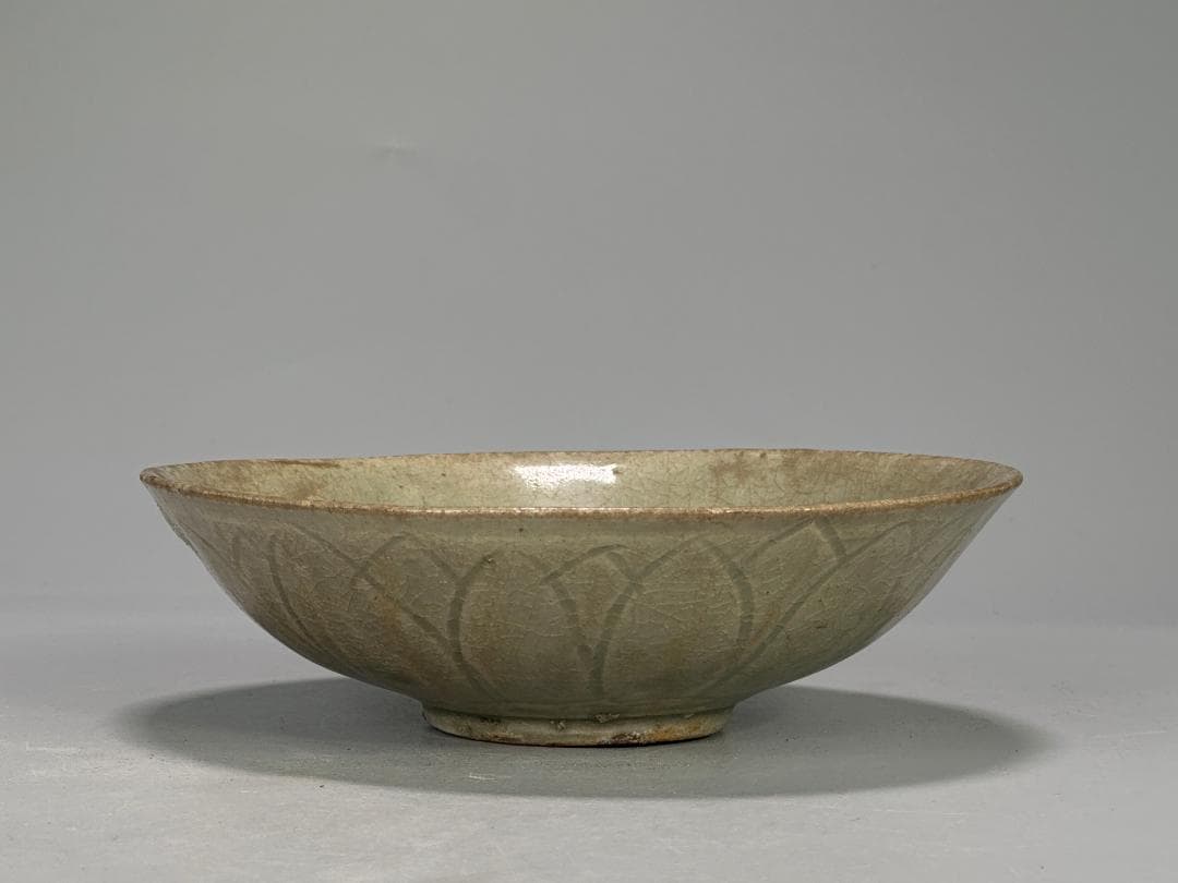 中国美術　元～明時代　青磁　蓮花文茶碗 鉢　時代物　唐物　14～15世紀頃