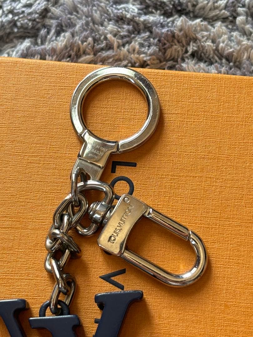 ルイヴィトン　イニシャル LV キーリング キーホルダー チャーム