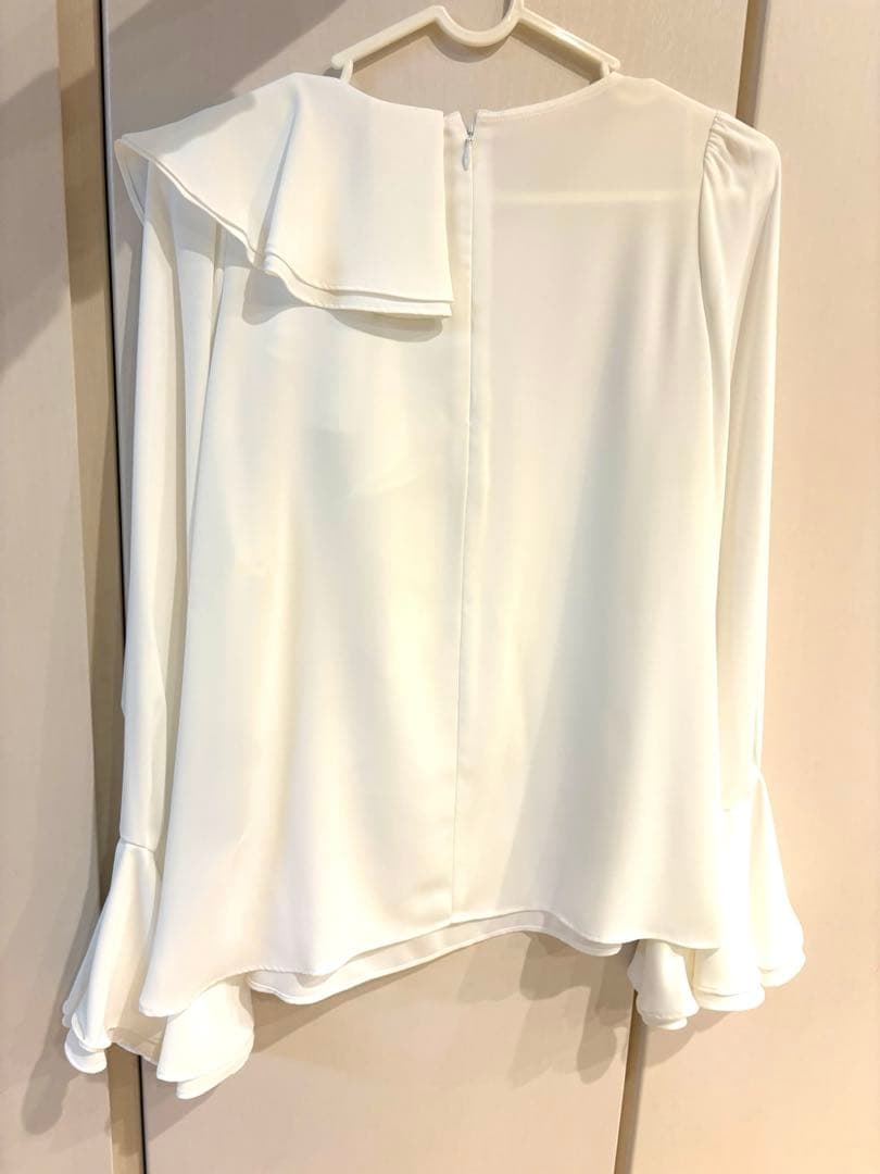 美品　アシメフリルブラウス　36 オフホワイト