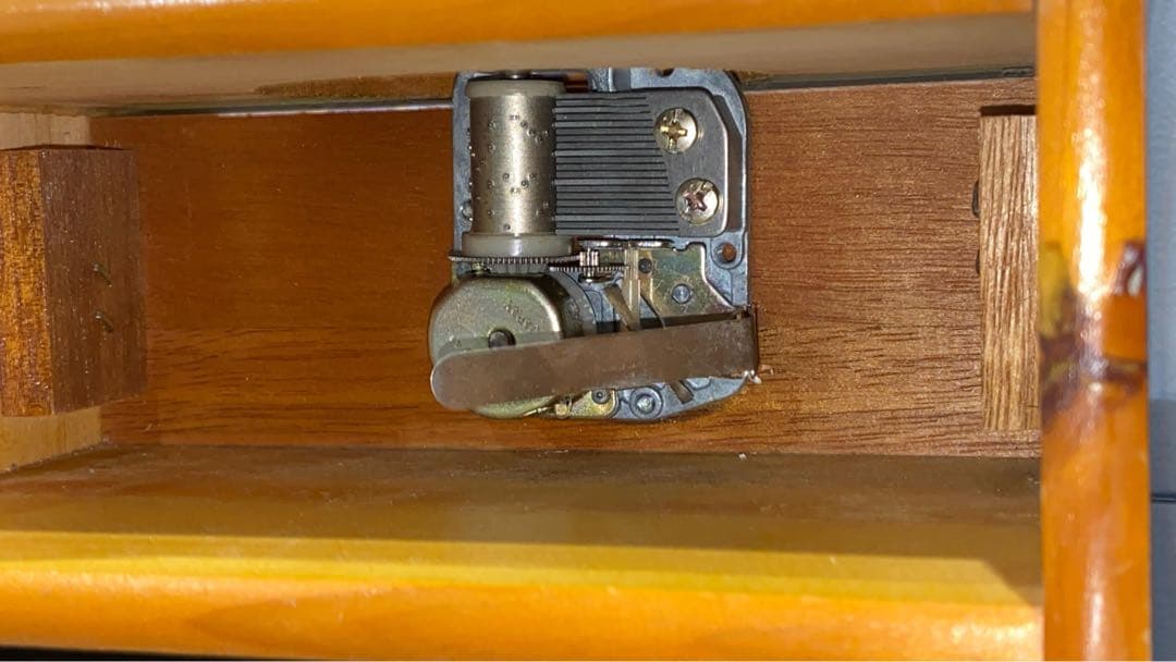 ウサギのフィギュア付き木製オルゴール