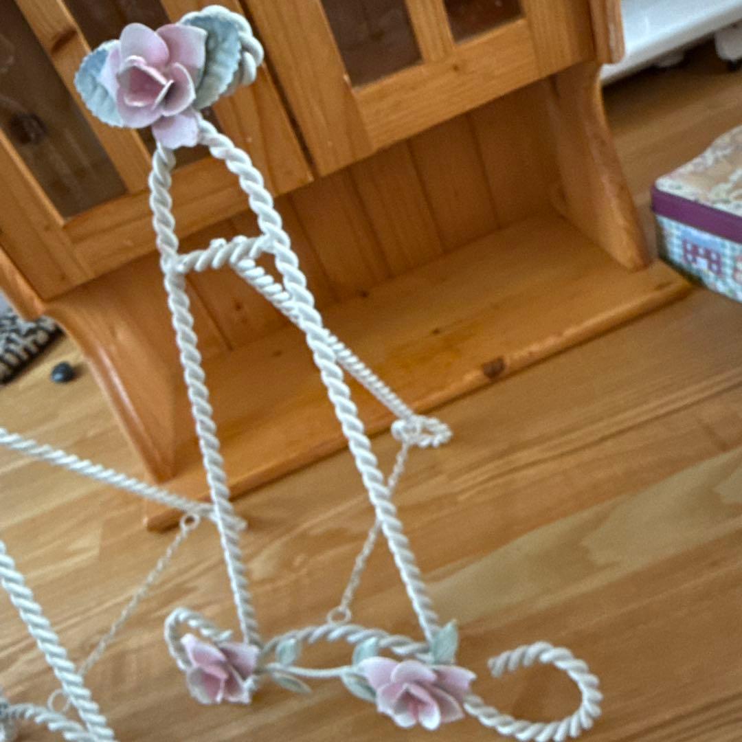 ブックスタンド　アンティーク雑貨　花の装飾付き金属スタンド