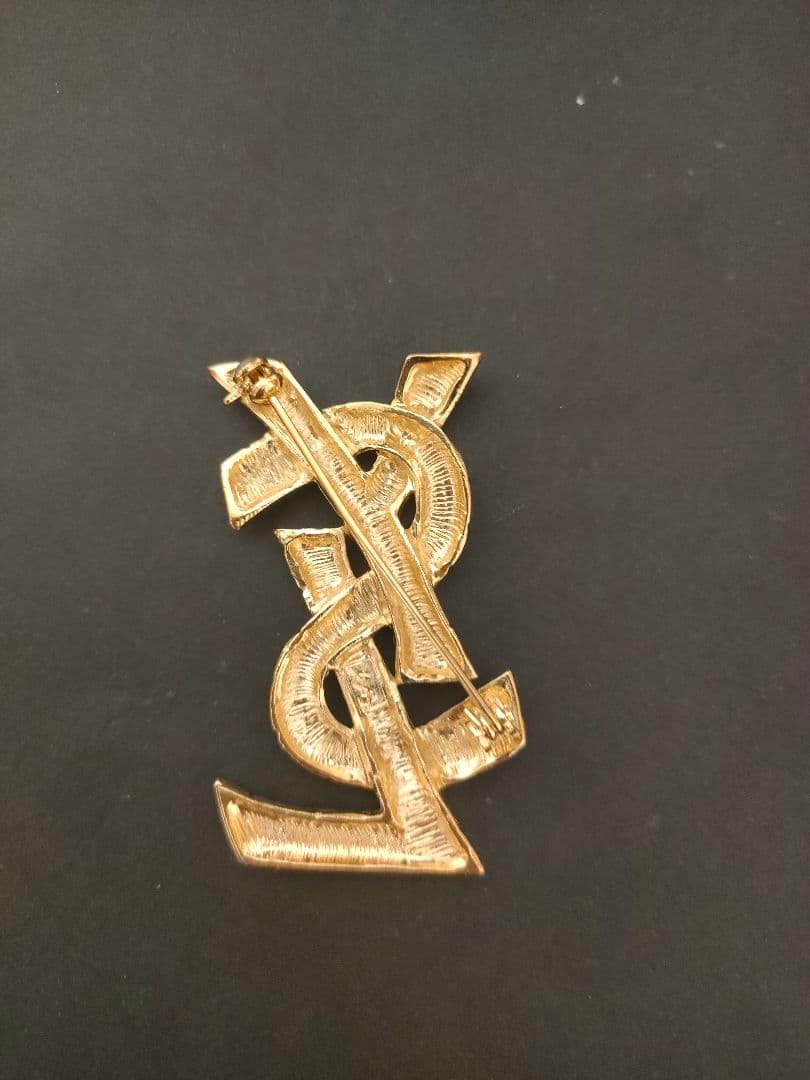 イヴサンローラン　ブローチ　ロゴ　ゴールド　付属品なし