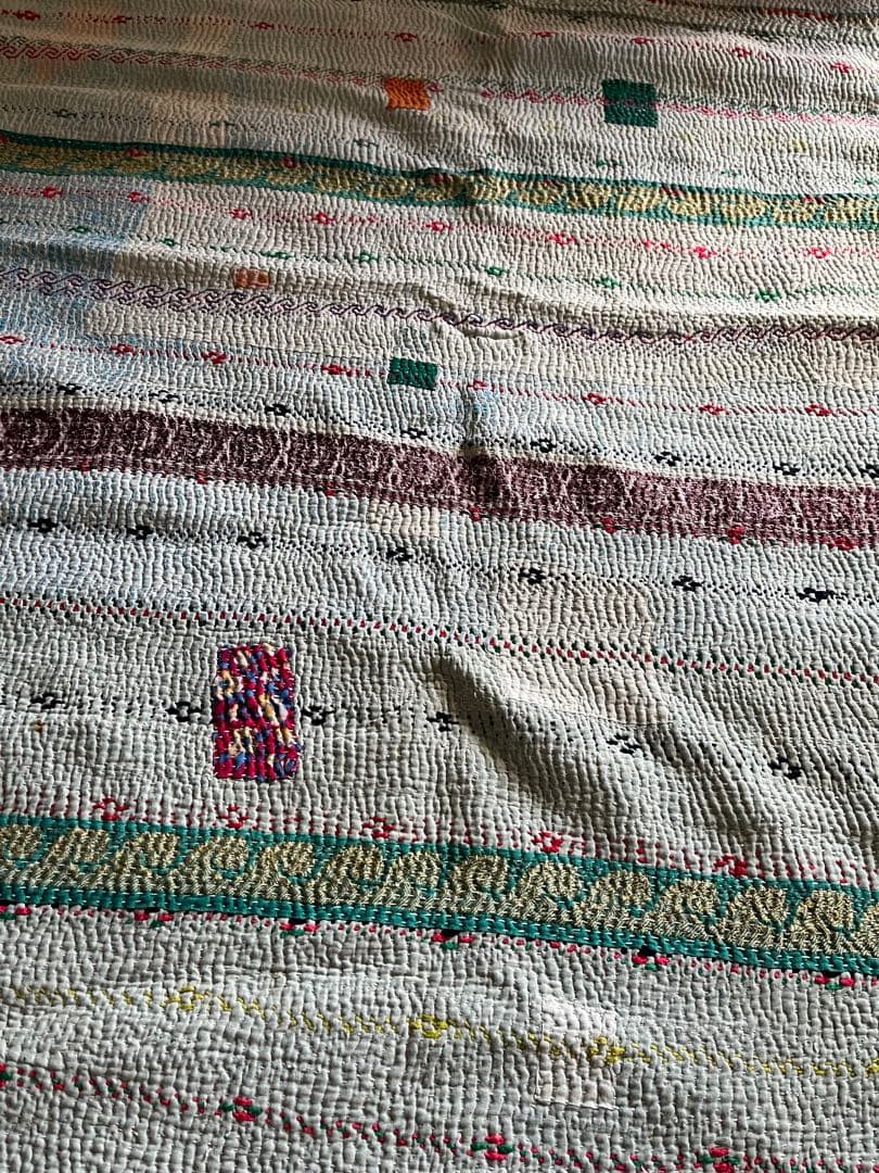 ②アンティーク刺繍カタンキルト　ラリーキルト