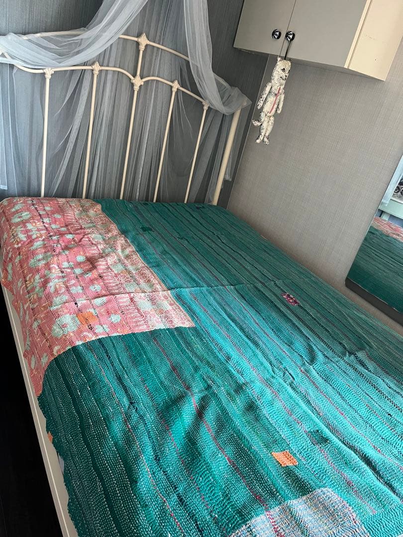 ②アンティーク刺繍カタンキルト　ラリーキルト