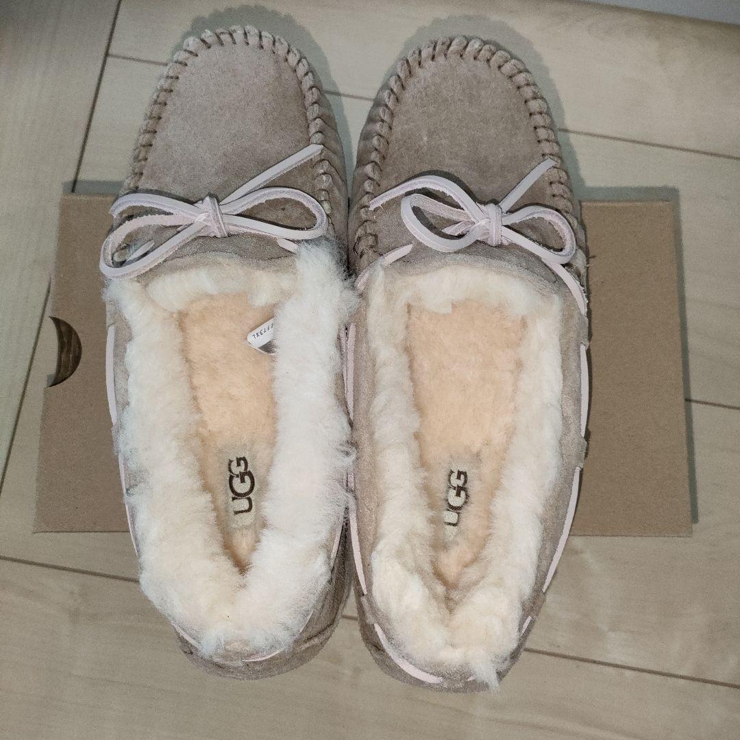 美品　新品同様　UGG ダコタ　ベージュ　24cm　箱あり