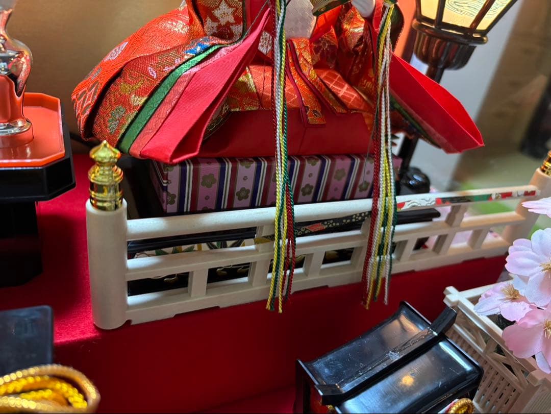 雛人形　極上本頭　高級西陣織仕立て　ガラスケース　オルゴール付き