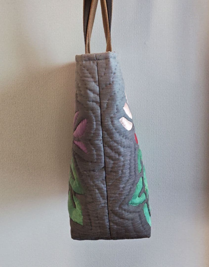 ハンドメイド　ハワイアンキルトバッグ　（シクラメン）