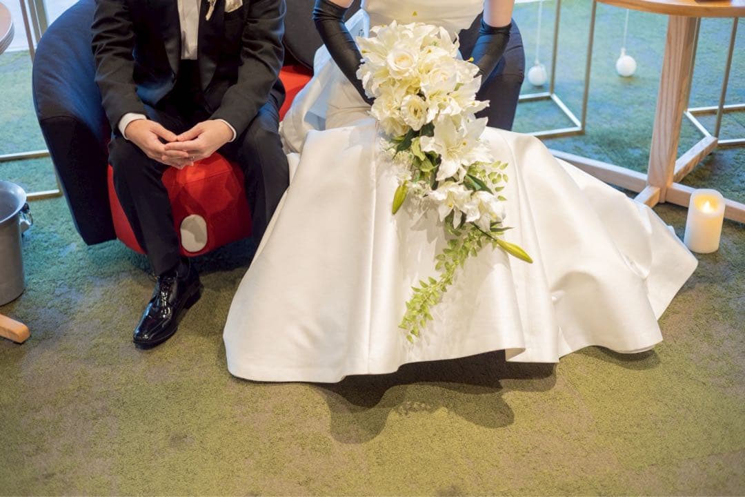 ホワイトユリとバラのロングウェディングブーケ