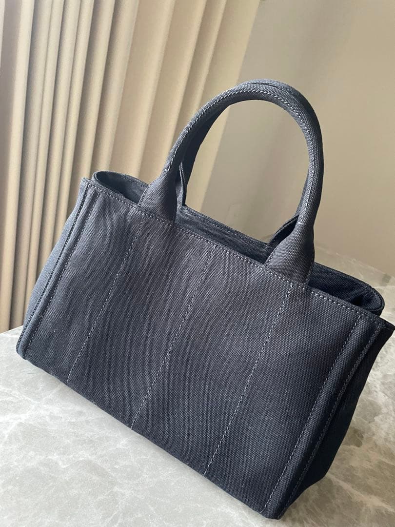 PRADA スタッズ付き黒ハンドバッグ