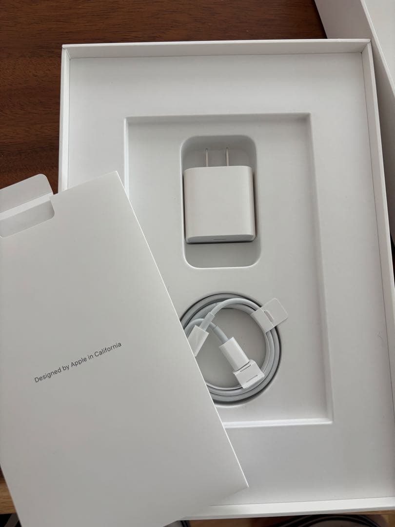 【本物】Apple iPad (第9世代) 64GB アップル　付属品あり