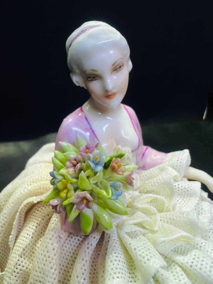 陶器製女性フィギュリン ピンクと白