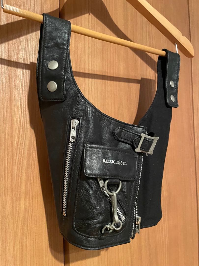 ラリー raleighブラック フットバッグ　クロップドデザイン バッグ　レザー