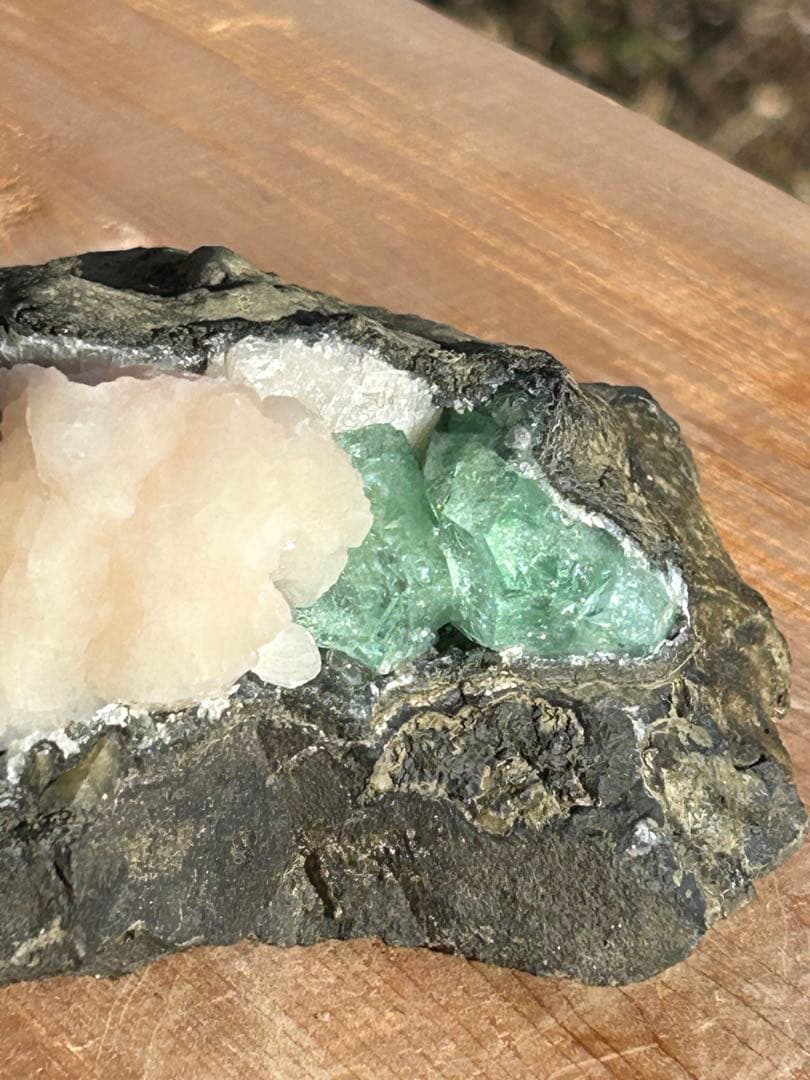 グリーンアポフィライトスティルバイトとヘマタイトの原石で共生‼️大特価SALE
