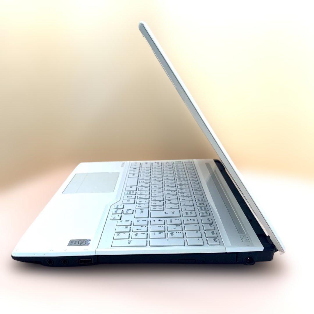 極美品！高性能i7&16GB 大画面薄型ノートパソコンカメラ付Windows11