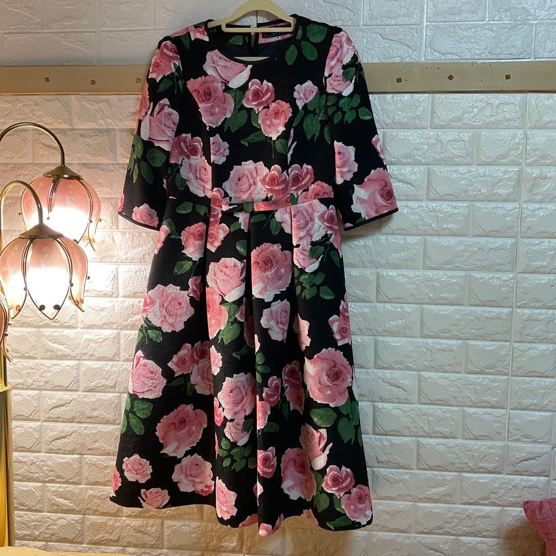 黒地にピンクのバラ柄ワンピース 40サイズ
