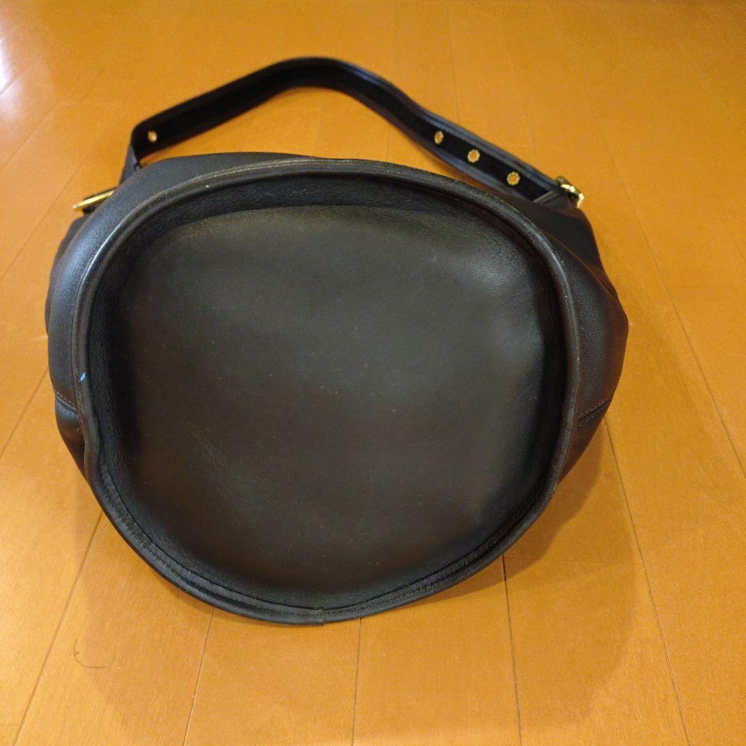 黒いレザーショルダーバッグ