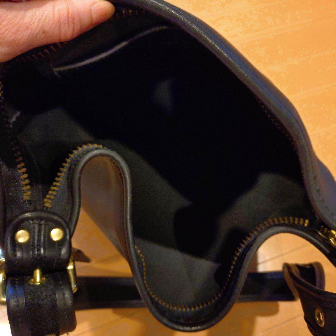 黒いレザーショルダーバッグ