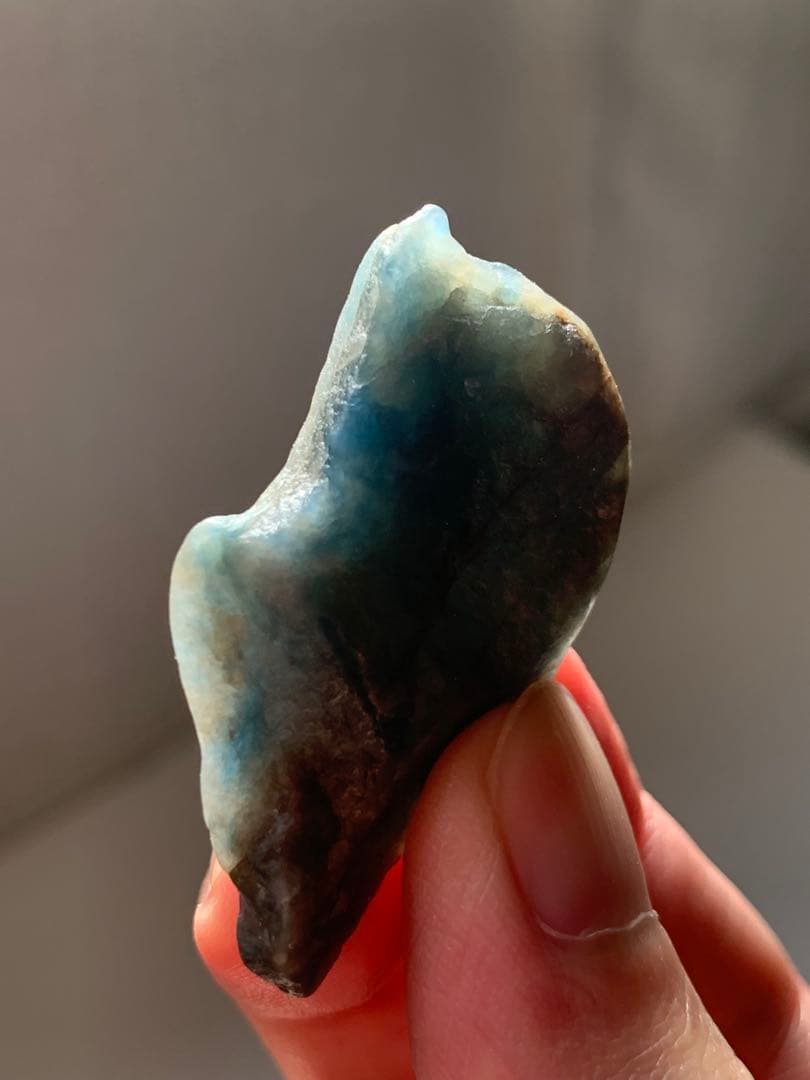 茄子紺　入りコン沢原石　糸魚川翡翠　青ひすい　ヒスイ　国産鉱物　水石　根付　勾玉