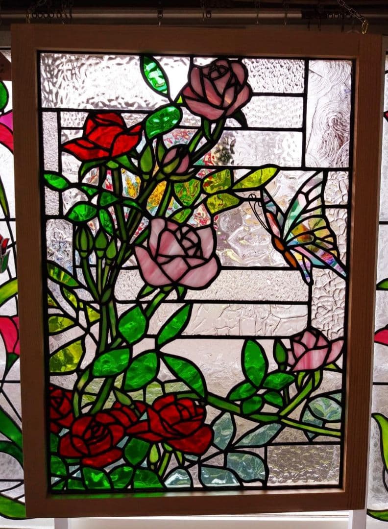 ステンドグラス　ピンクと赤いバラと蝶のパネル　特大サイズ