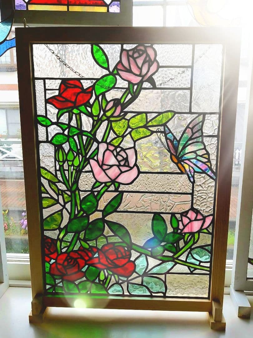 ステンドグラス　ピンクと赤いバラと蝶のパネル　特大サイズ