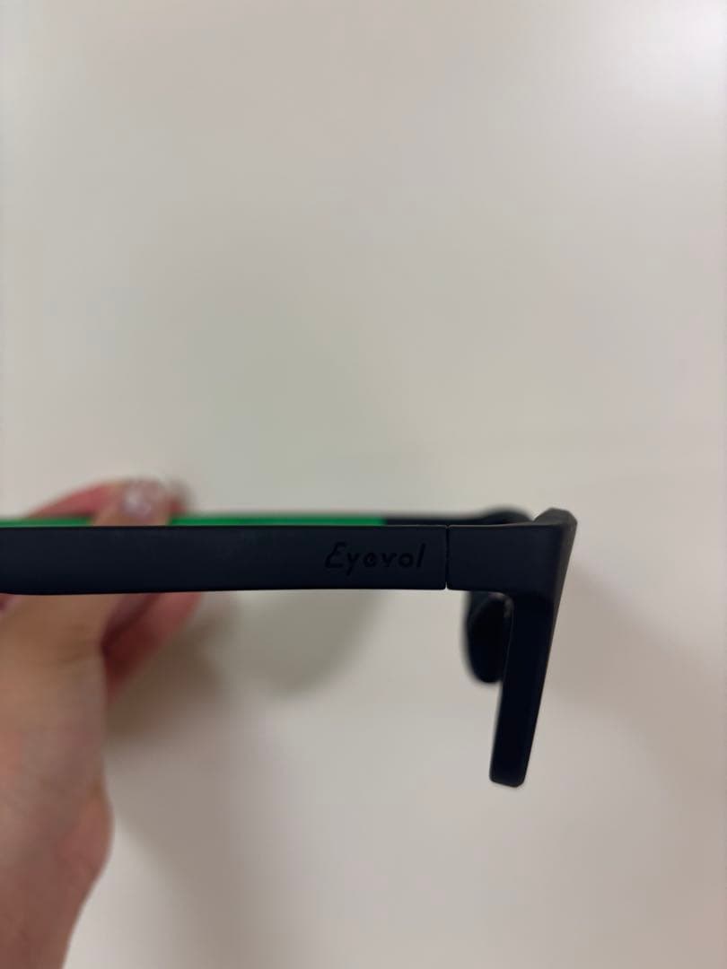 Eyevol 5525サングラス 黒/緑 収納袋付き