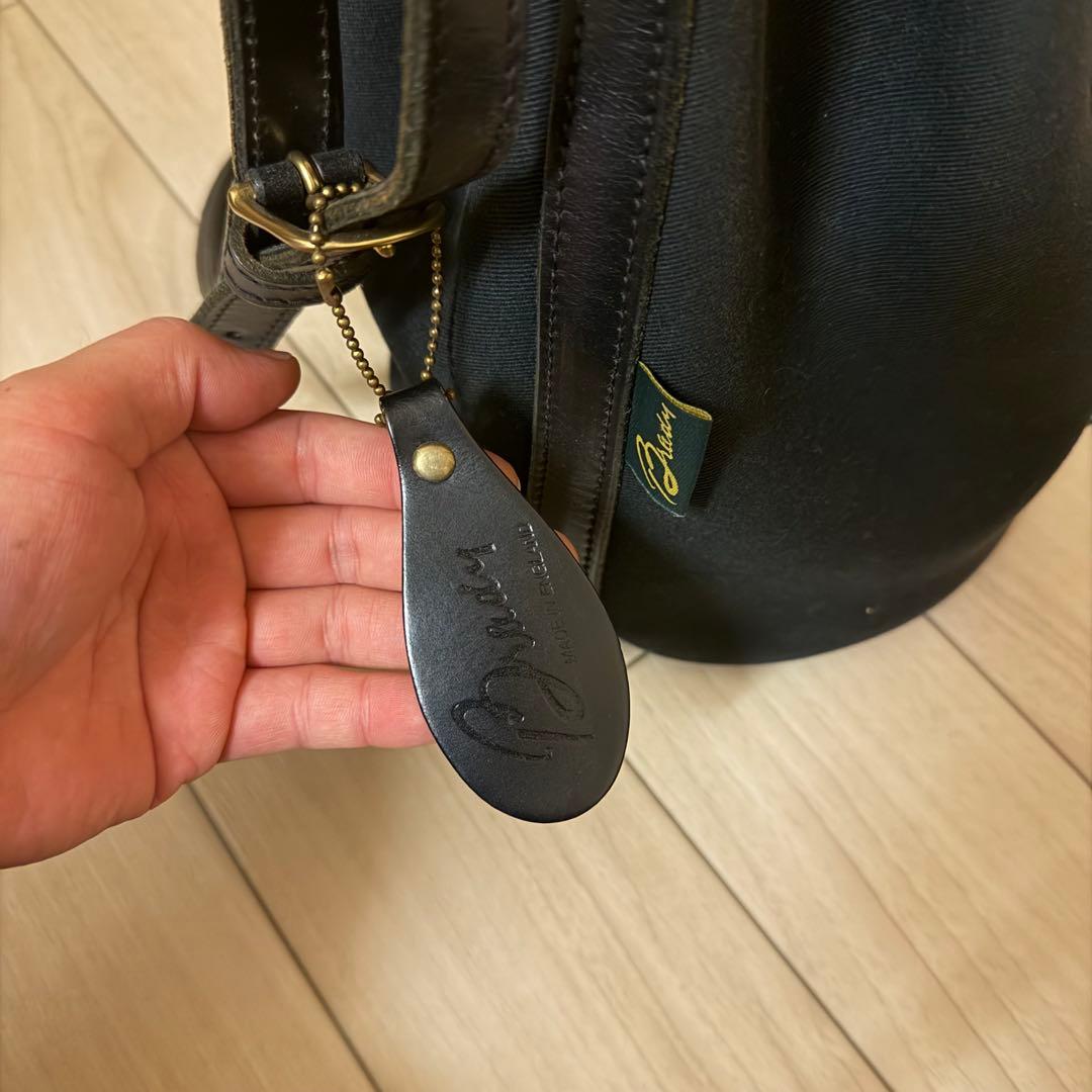 BRADY バケツ型ショルダーバッグ ブラック　Avon カルダー