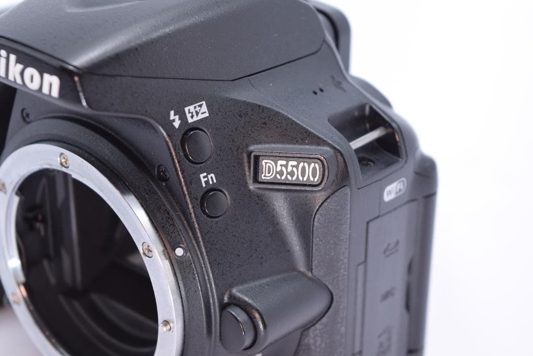 ❶美品　Nikon ニコン　D5500　Ｗレンズセット　バック、おまけ　付き