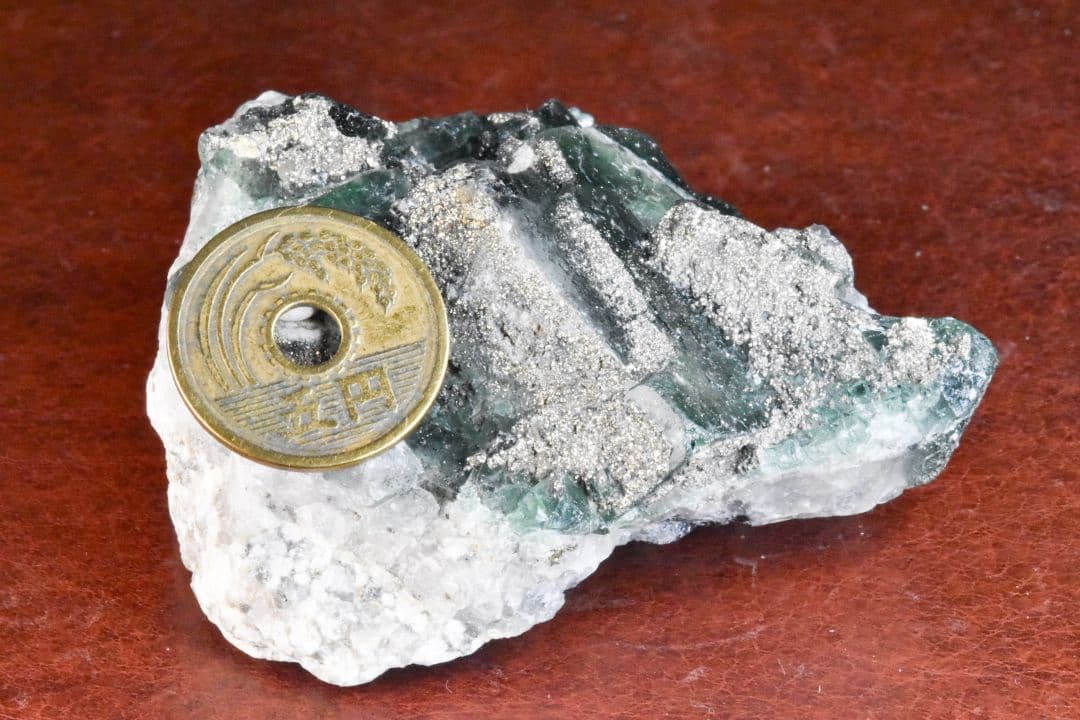 ナイジェリアAkwana産 パイライト付き強蛍光フローライトクラスター