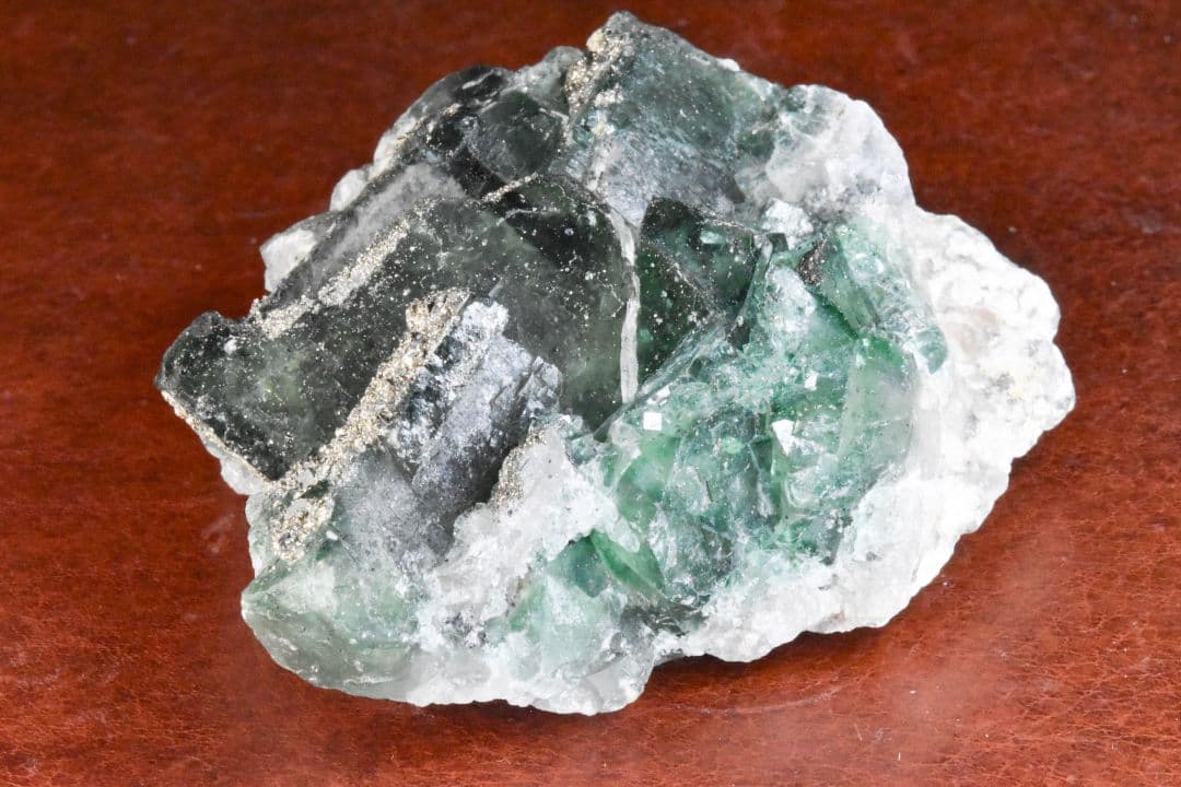 ナイジェリアAkwana産 パイライト付き強蛍光フローライトクラスター