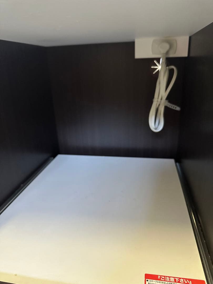 黒と白のキャビネット 収納付き