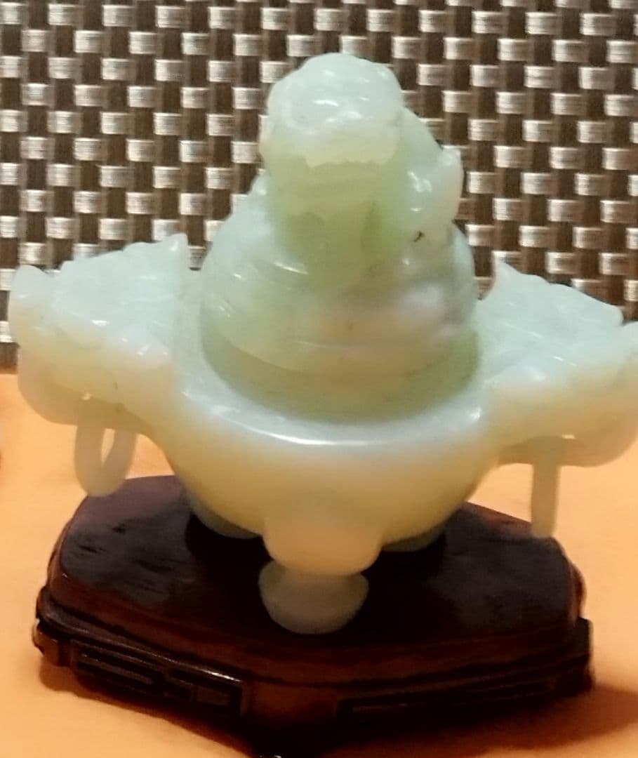 中国の伝統的な香炉、全体が淡い緑色の石、翡翠でできており、蓋と本体に龍の装飾有り