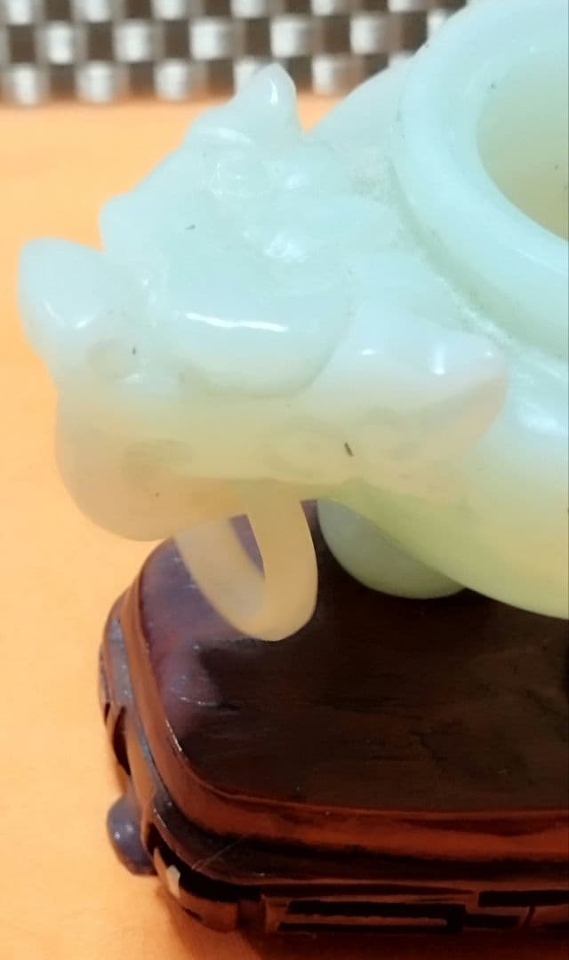 中国の伝統的な香炉、全体が淡い緑色の石、翡翠でできており、蓋と本体に龍の装飾有り