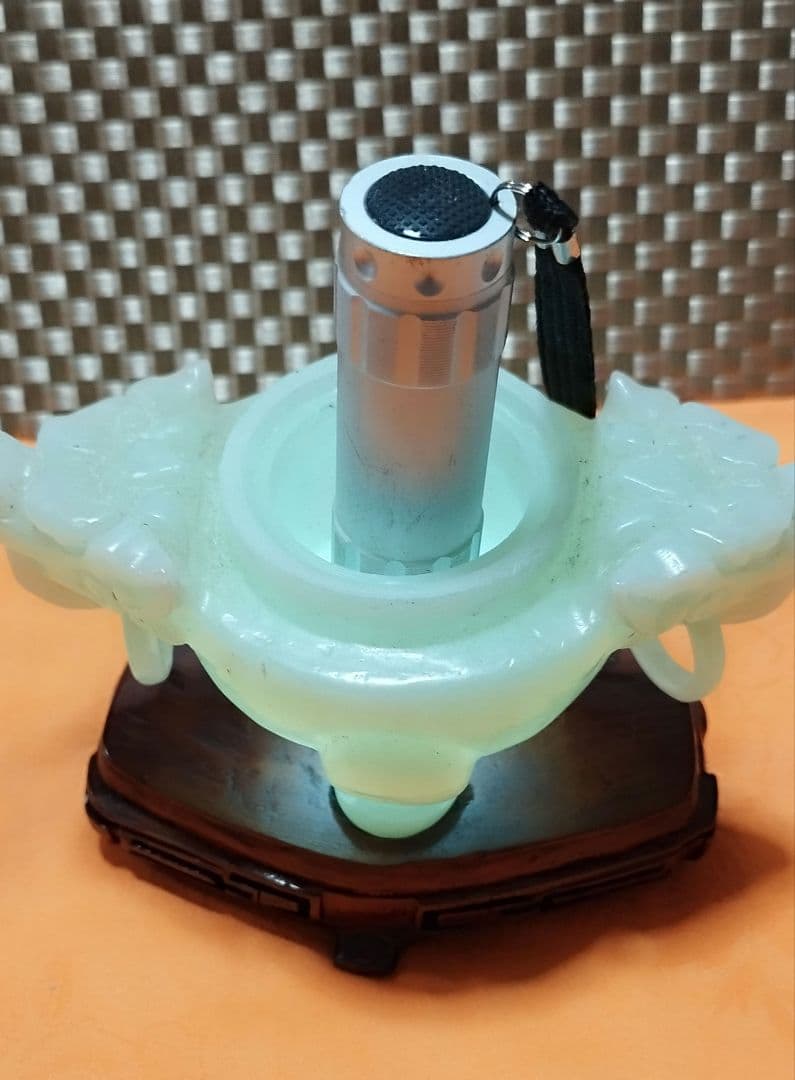 中国の伝統的な香炉、全体が淡い緑色の石、翡翠でできており、蓋と本体に龍の装飾有り