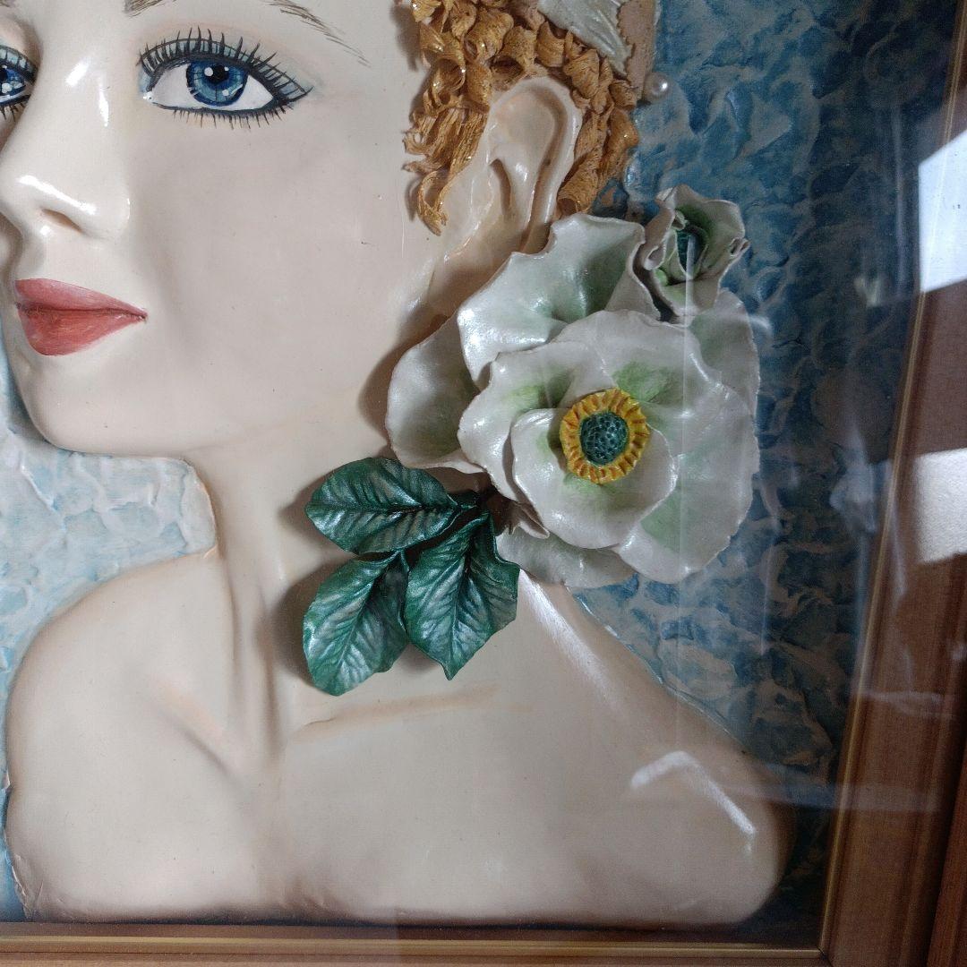 壁掛け。紙粘土と石粉粘土の練 　　　　り合わせ。