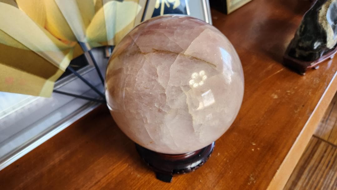 ピンク水晶玉 約20cm(ローズクォーツ) 木製台座付き