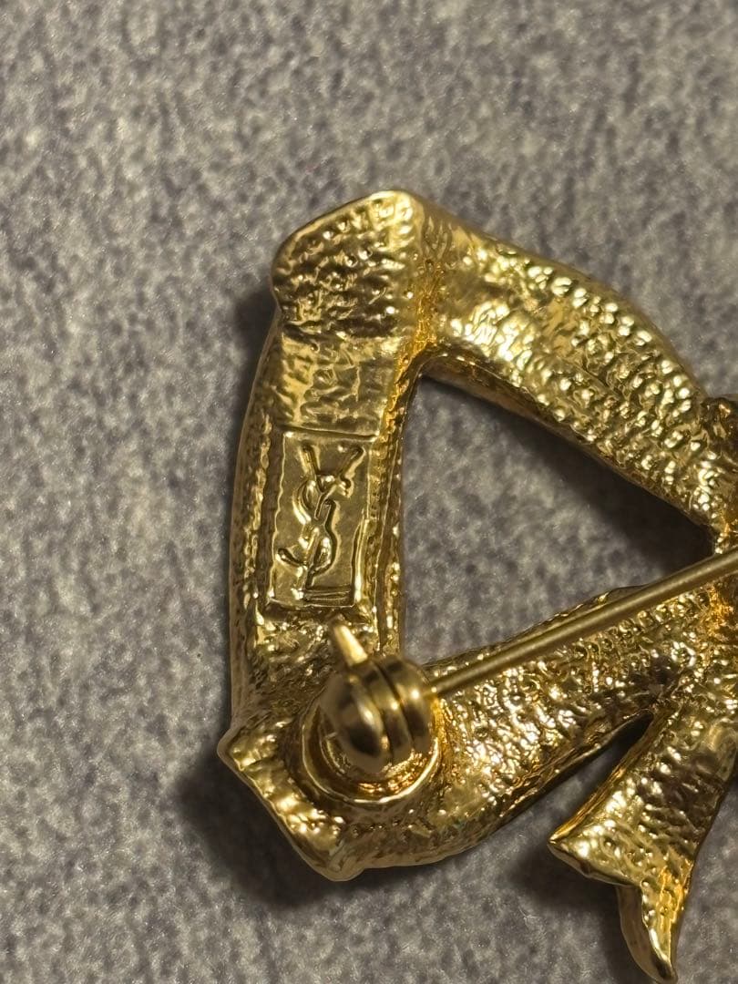 リボン型 金色ブローチ YSL サンローラン