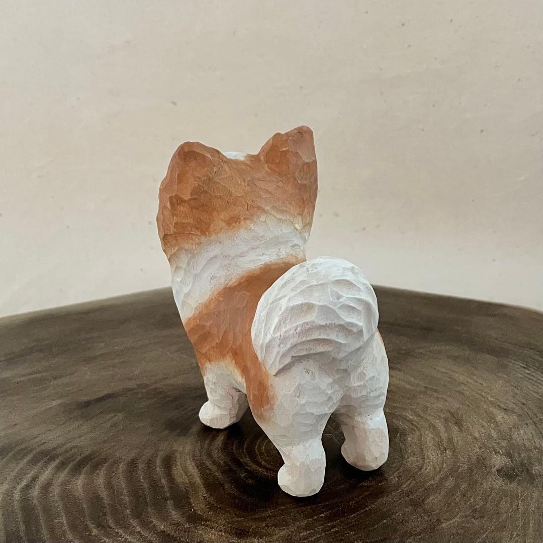 木彫りのチワワ(ホワイト&レッド)