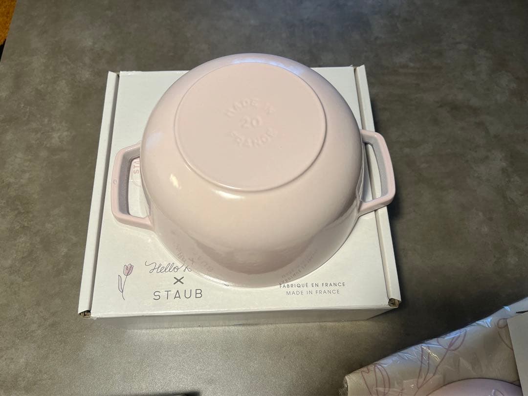 日本未発売海外限定　ストウブ キティコラボ　ワナベ20cm 今だけ特典2点付き