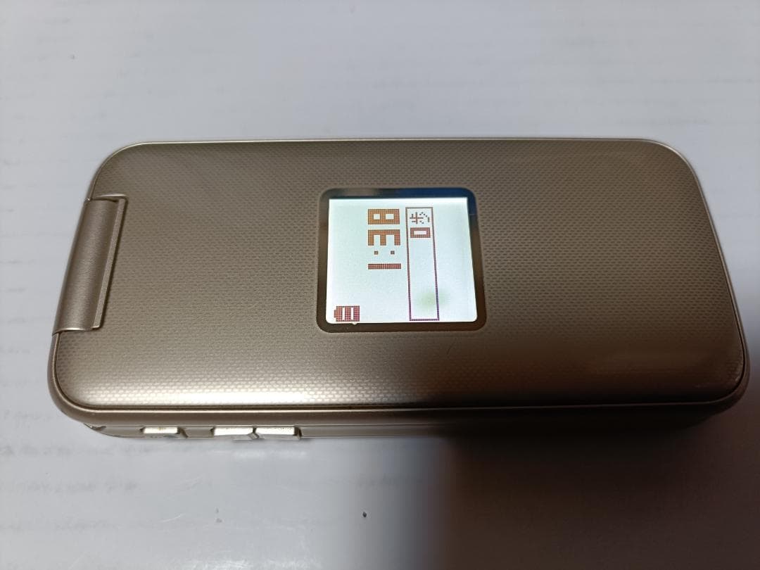 ☆ docomo らくらくホン F-02J ゴールド