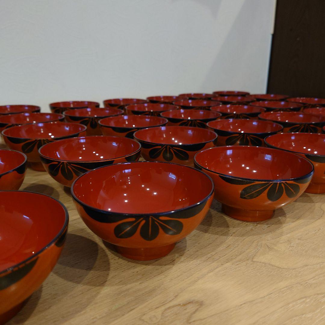 赤い漆器の椀（黒い花模様）40個セット