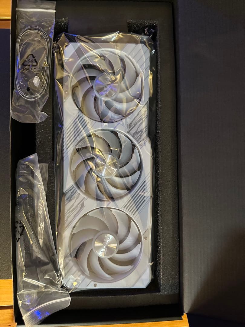 GeForce RTX 4070 Ti Super Whiteモデル