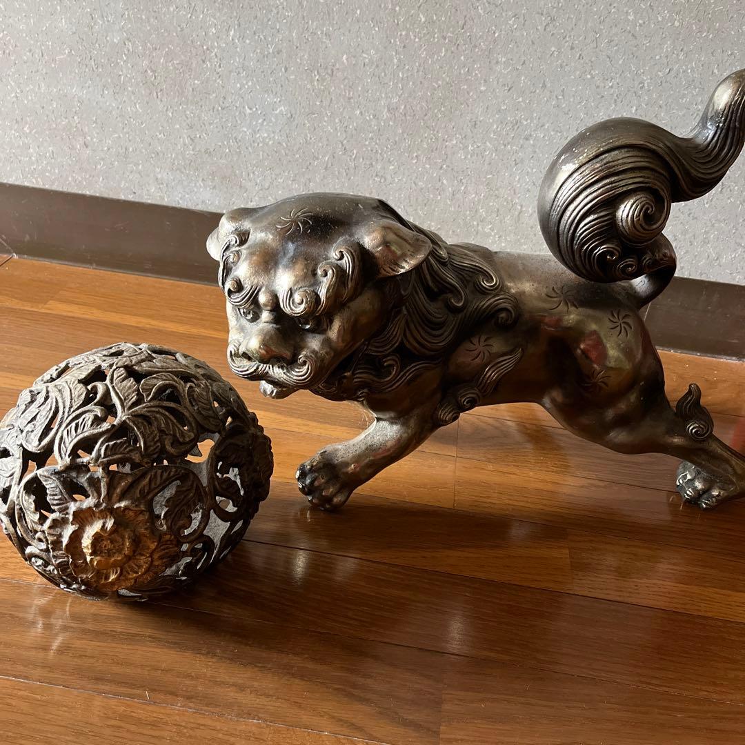 玉乗り獅子　置物