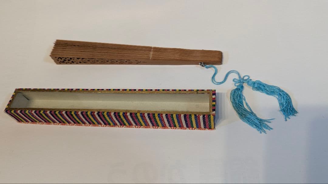 送料無料　最高級品　香木白檀透かし彫り扇子 共箱　本物保証　中国古玩骨董　センス