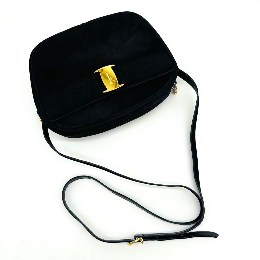 【美品】サルヴァトーレフェラガモ ヴァラリボン ショルダーバッグ スエード 黒